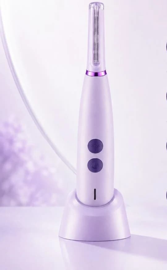 Dermaplaning Sónico de pie sobre su base de carga