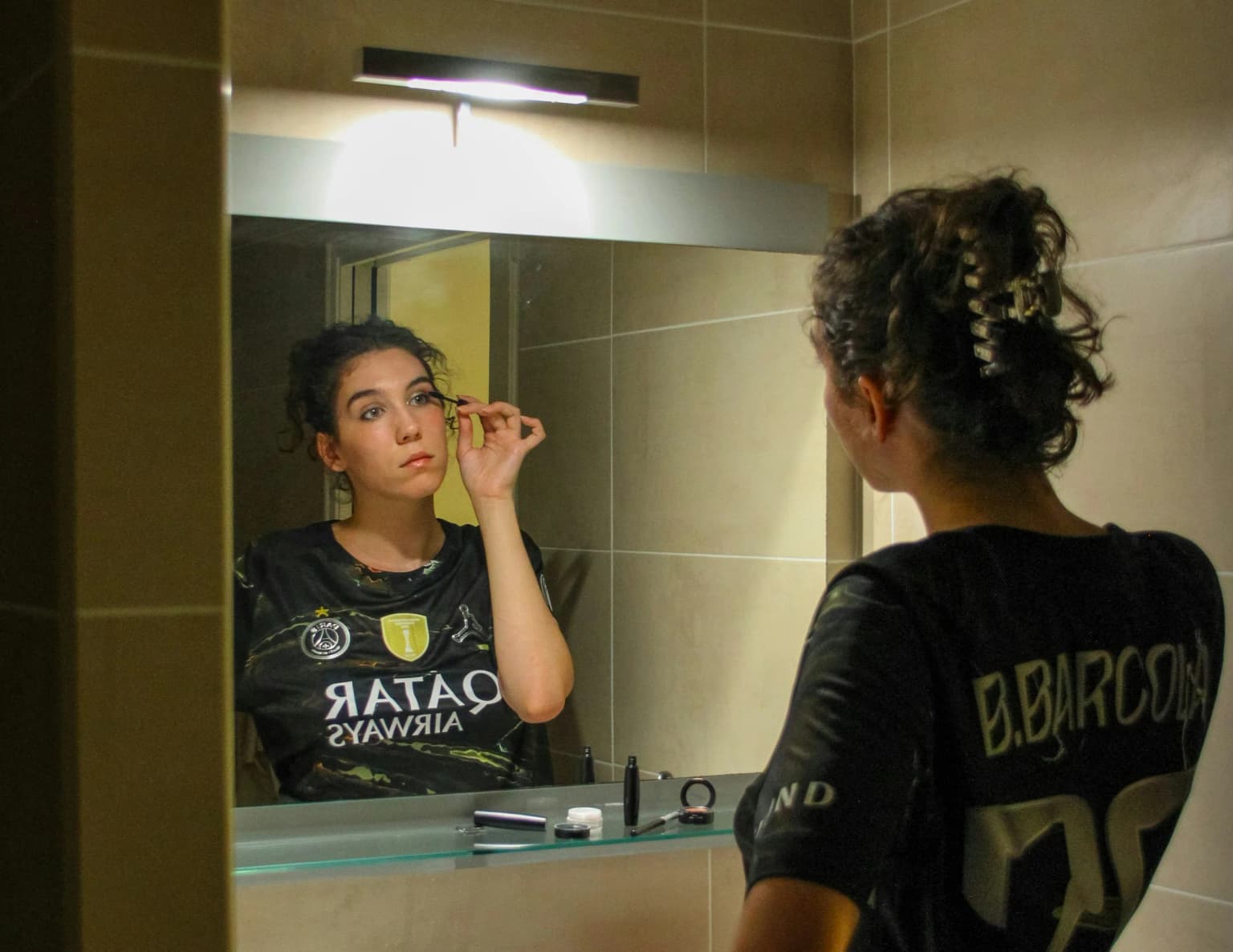 Mujer mirándose de cerca en el espejo del baño.
