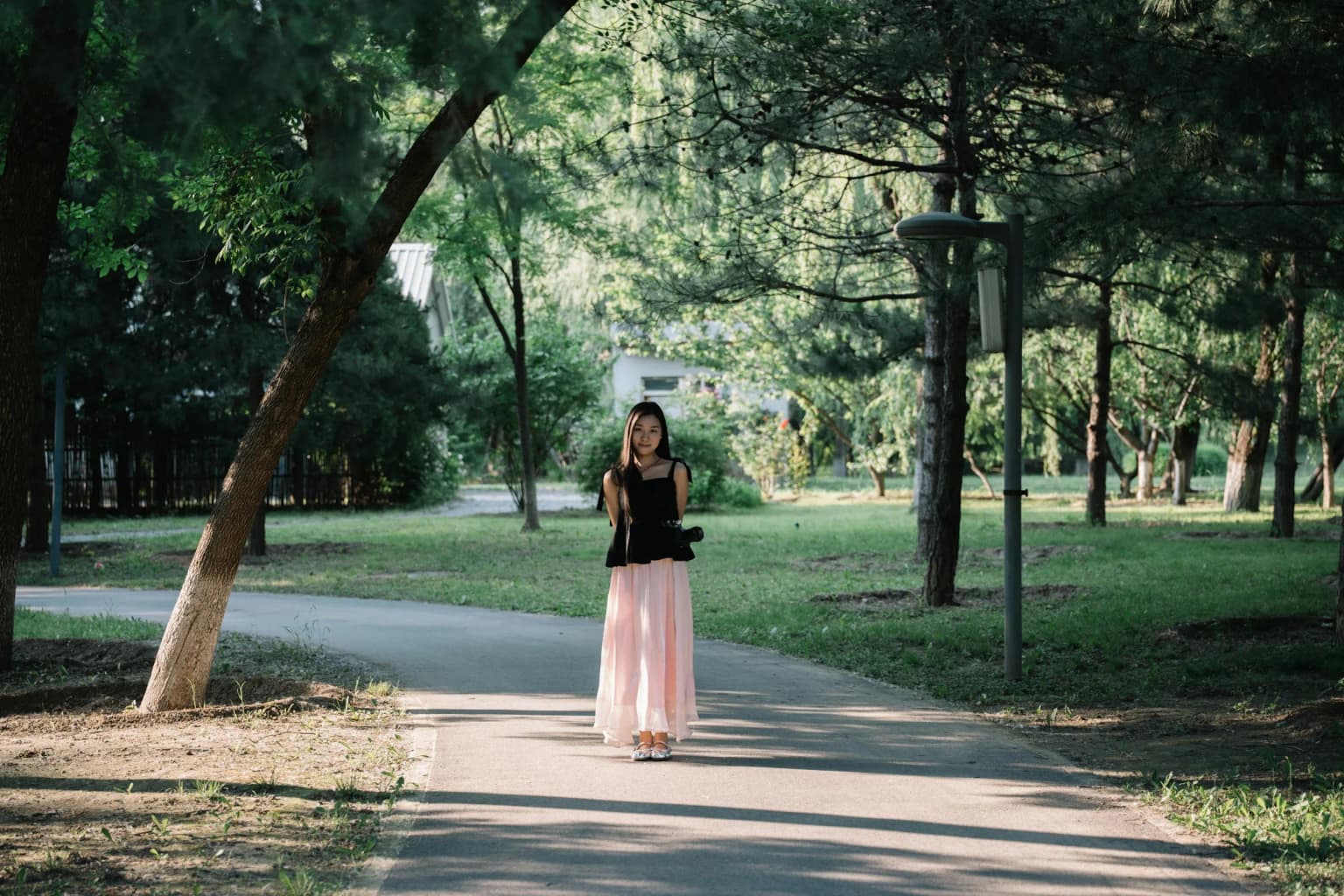 Mujer caminando a paso rápido en un parque.