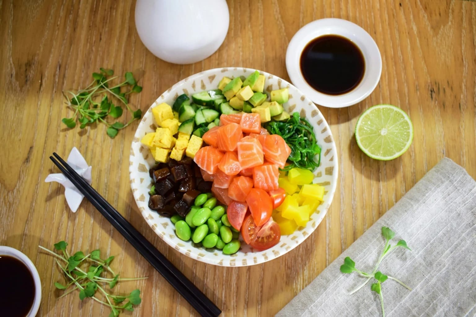Bowl de salmón y aguacate visto desde arriba.