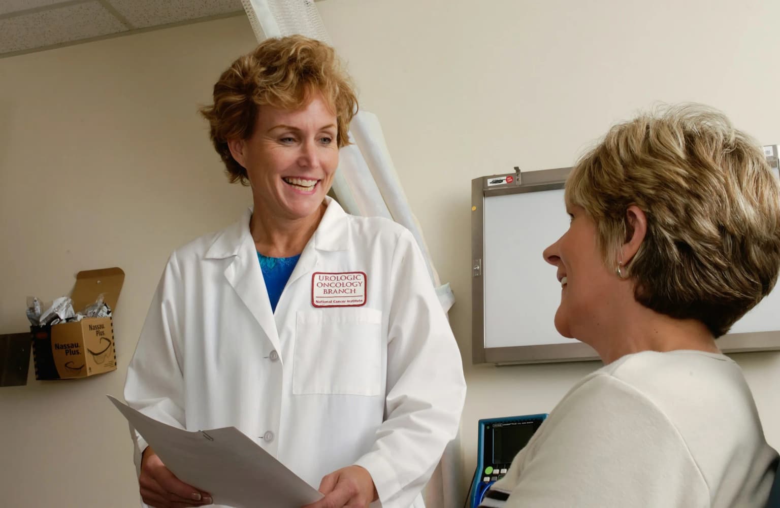 Médica conversando con una paciente en el consultorio.