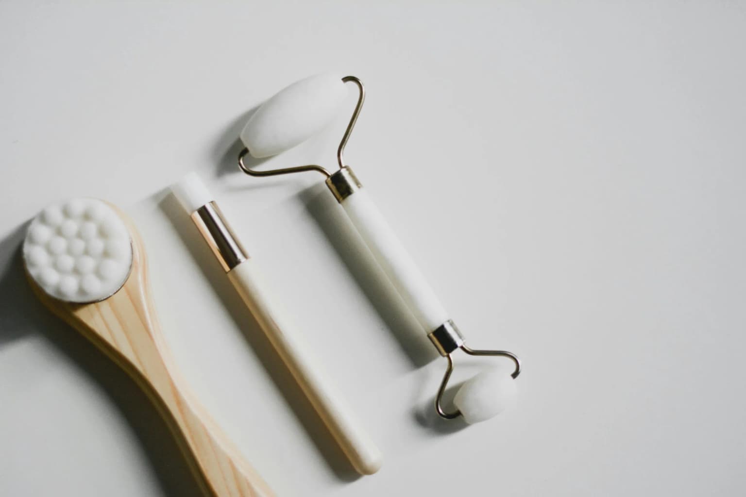 Herramientas de cuidado facial sobre una mesa.