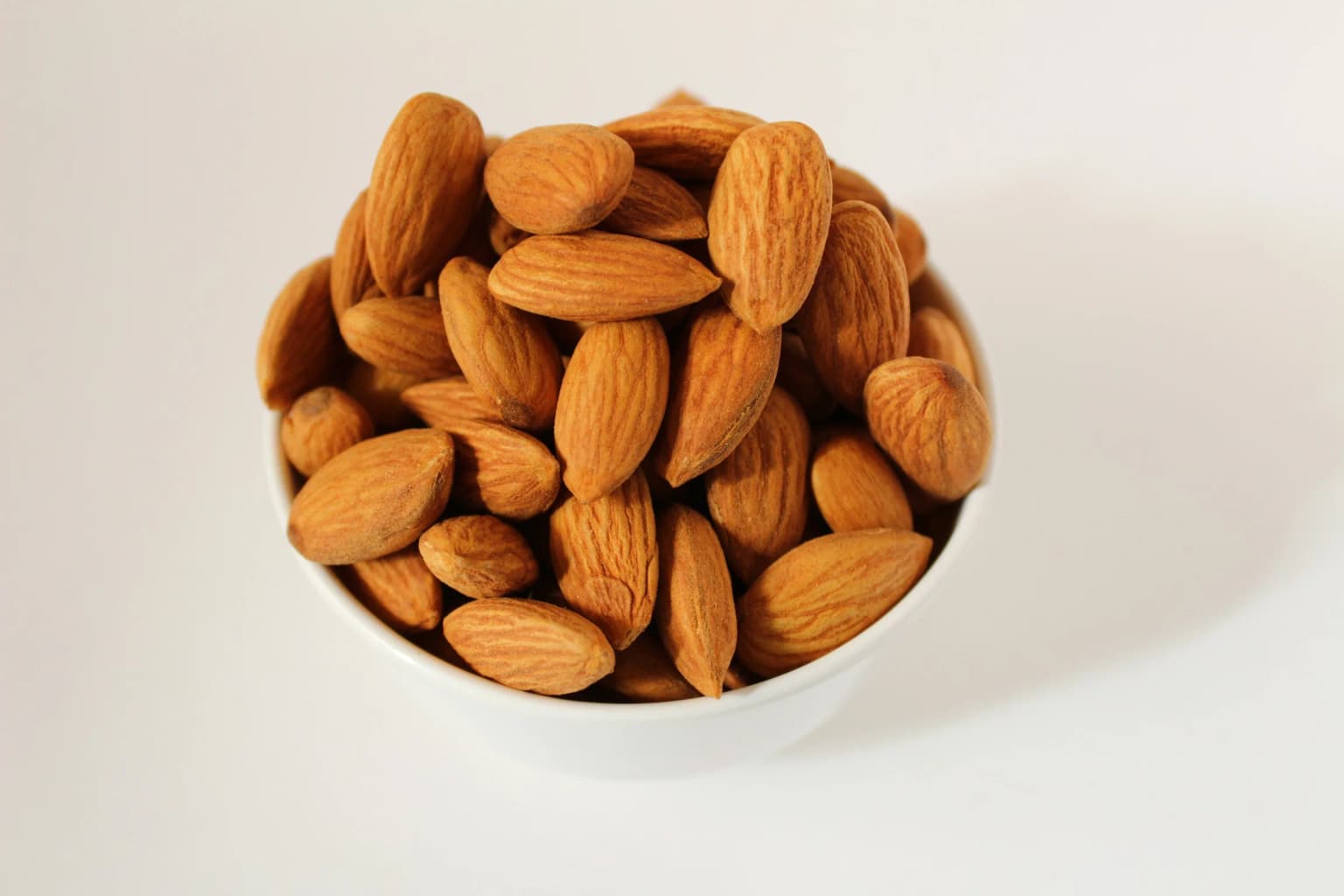 Almendras y semillas, alimentos ricos en magnesio.