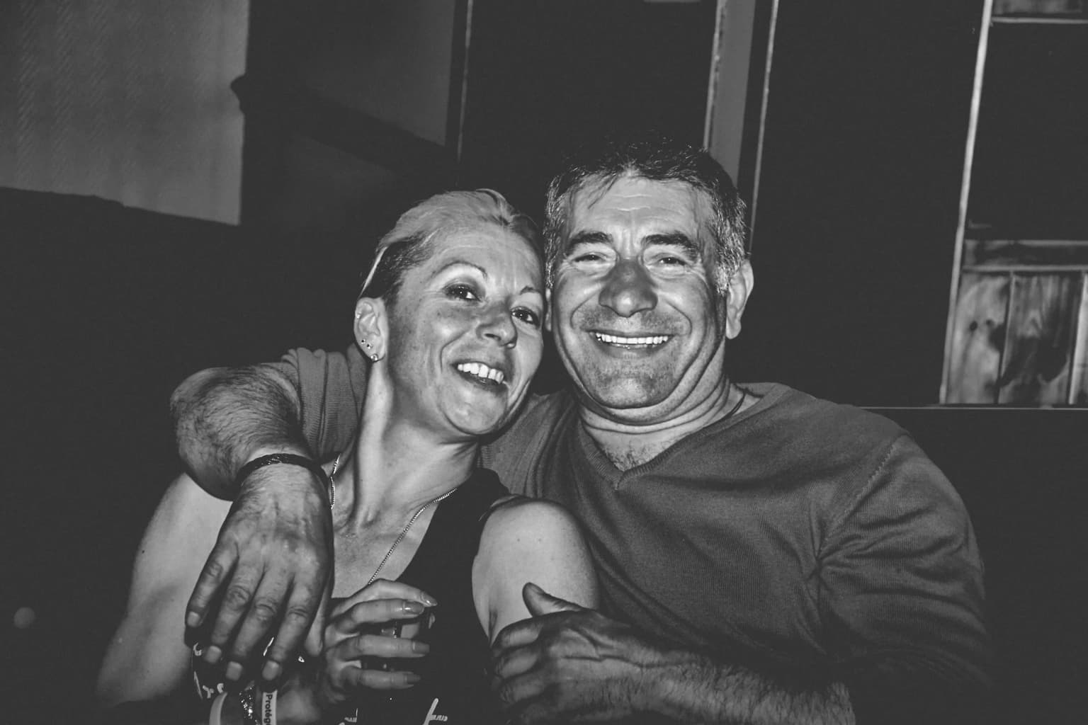 Pareja madura abrazándose con cariño.