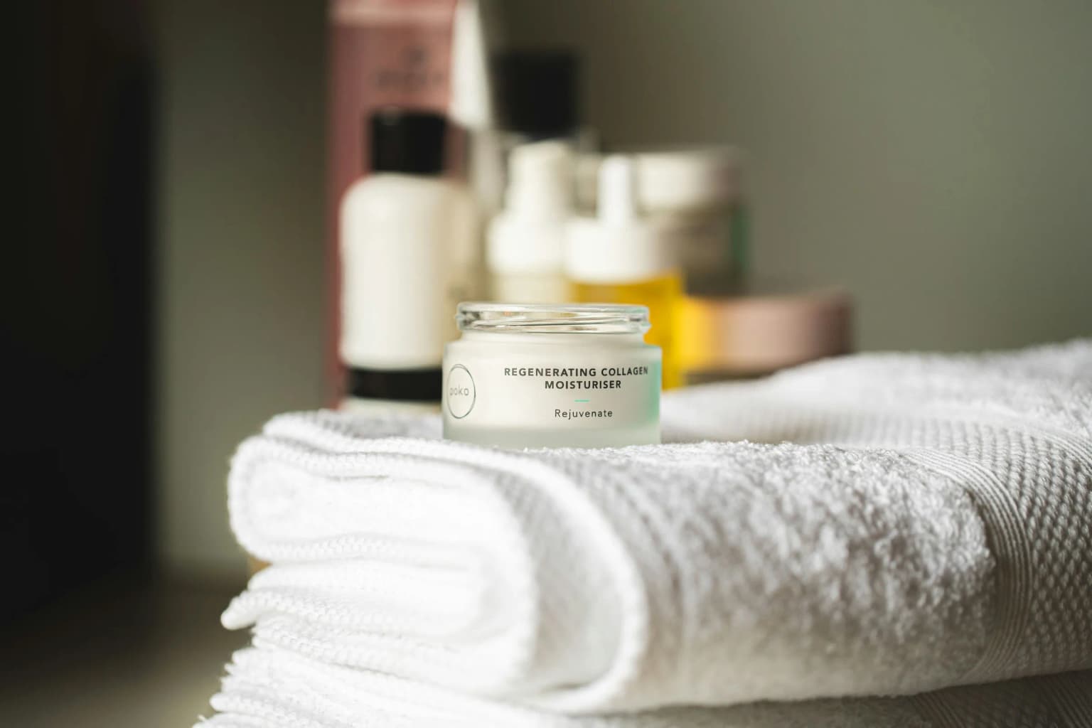 Productos de cuidado facial en el baño.