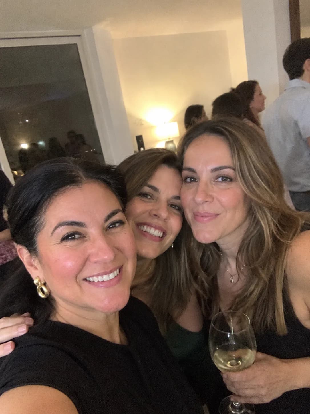 Olivia con sus amigas en una fiesta, la selfie que lo cambió todo